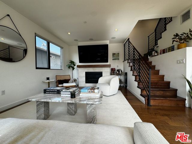 140 S Hayworth Avenue, Los Angeles CA: https://media.crmls.org/mediaz/0d0d0a0b-2ad9-4ab1-af46-9998a745bec3.jpg