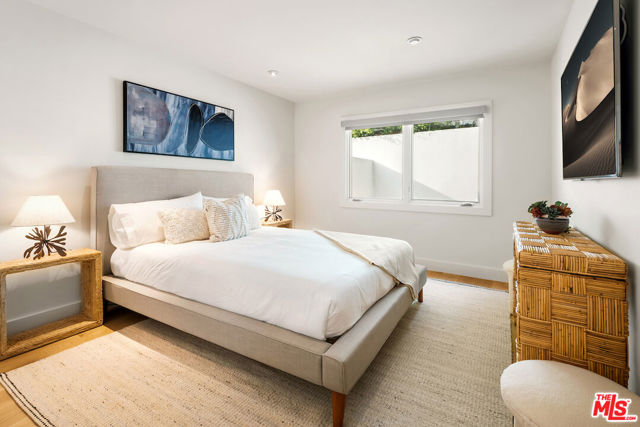 2612 Wallingford Drive, Beverly Hills CA: https://media.crmls.org/mediaz/0d0db680-a005-4004-a612-b8027e360f82.jpg