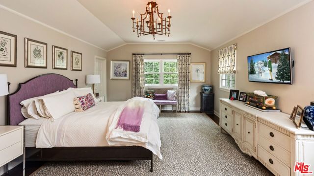 3848 Ethel Avenue, Studio City CA: https://media.crmls.org/mediaz/0d0e0941-d6c3-402e-ad25-12eb6843fb5c.jpg