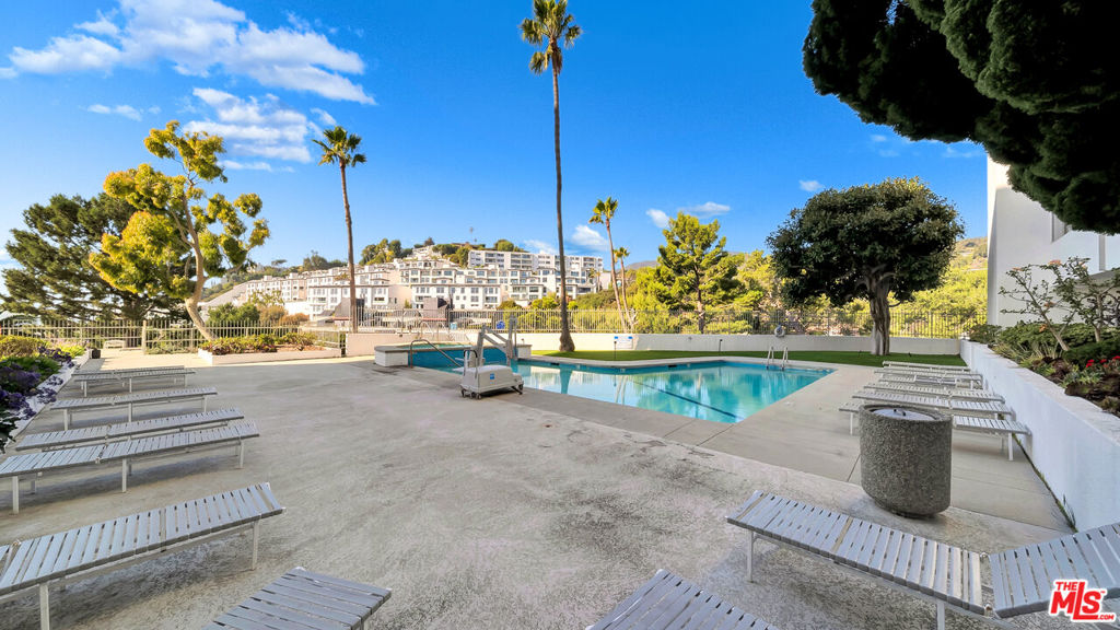 https://media.crmls.org/mediaz/0d0e90c5-a011-4d58-b14f-f41759d42fb7.jpg?preset=X-Large