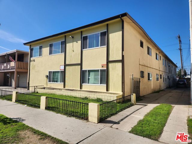 1775 Locust Avenue, Long Beach CA: https://media.crmls.org/mediaz/0d0eacb8-9103-4a1c-a7d3-db93d1adddc5.jpg