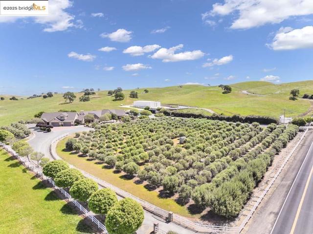 9050 Deer Valley Rd, Brentwood CA: https://media.crmls.org/mediaz/0d0f60ae-fe95-4948-9116-d038c1690ba8.jpg