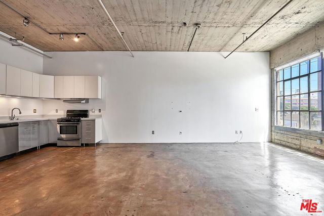 1855 Industrial Street, Los Angeles CA: https://media.crmls.org/mediaz/0d0f6f4d-fcf3-4367-9732-bc70cbbf572c.jpg