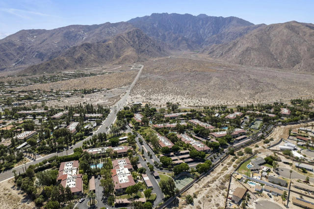 575 N Villa Court, Palm Springs CA: https://media.crmls.org/mediaz/0d0f9dfd-b142-4393-9898-6756fe769d27.jpg