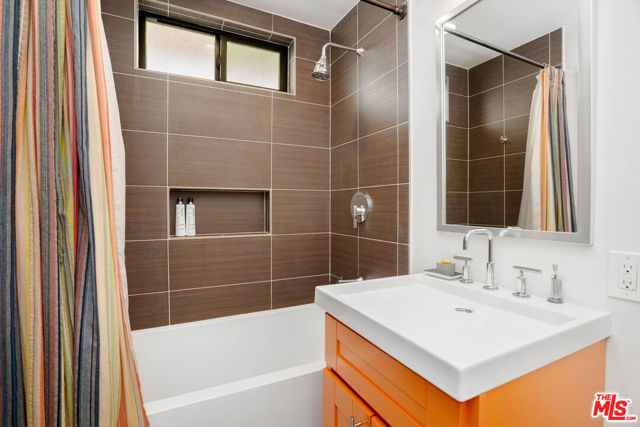 6216 Primrose Avenue, Los Angeles CA: https://media.crmls.org/mediaz/0d0ff2d0-5bfb-477e-9fd7-46c828dfc37f.jpg