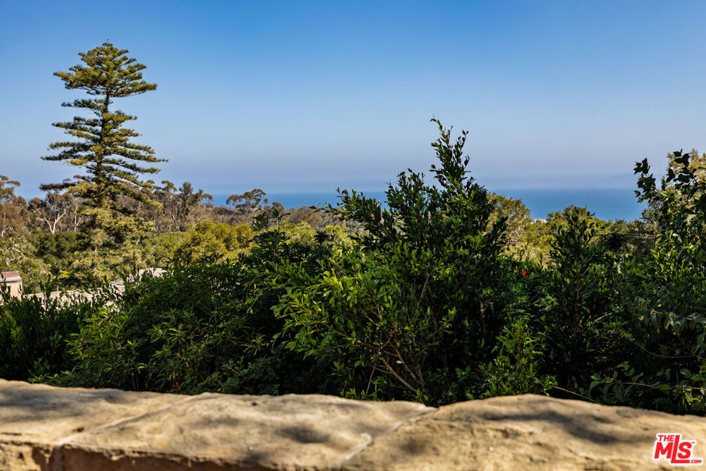 https://media.crmls.org/mediaz/0d1090d1-639c-47e1-a87c-958d10880197.jpg?preset=X-Large
