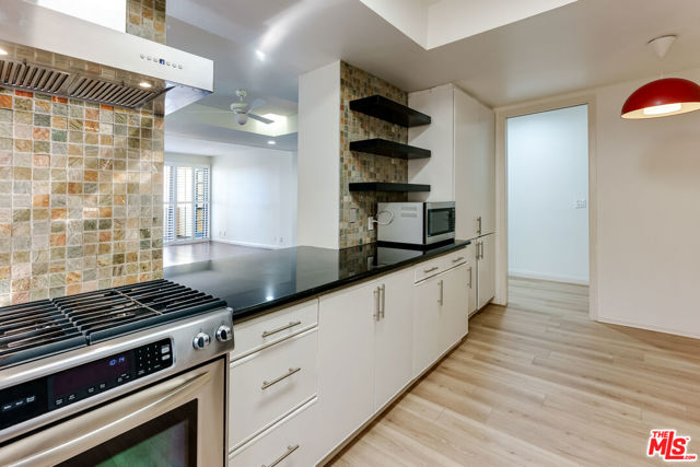 235 S Tower Drive, Beverly Hills CA: https://media.crmls.org/mediaz/0d10963b-6390-4b55-8848-2e47acb661b0.jpg