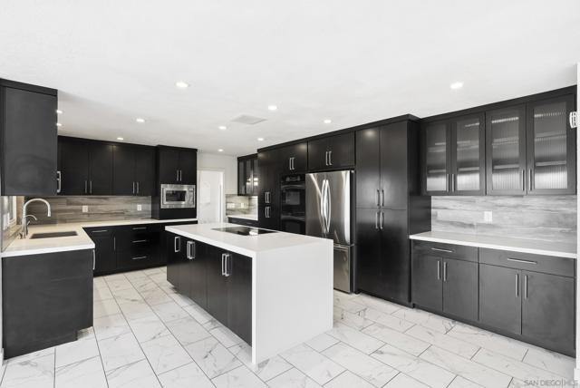 6518 Monte Fuego, Rancho Santa Fe CA: https://media.crmls.org/mediaz/0d10a1e5-0f4c-4ff4-b7e7-7230f0dd86e1.jpg