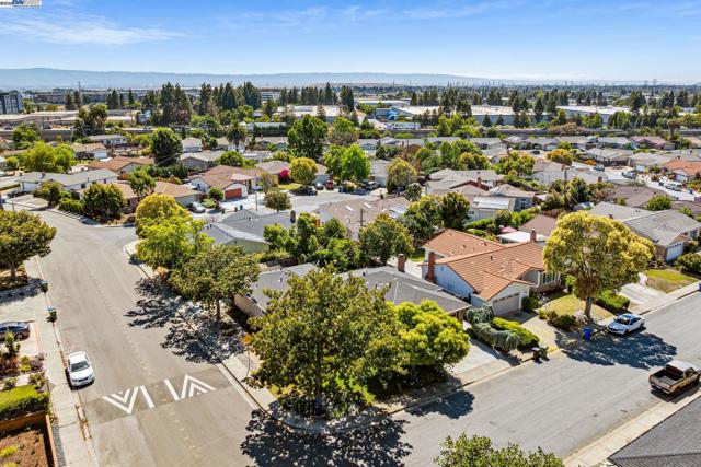 2082 Boxwood Way, Fremont CA: https://media.crmls.org/mediaz/0d10e393-6565-43e2-b0dc-728fa182e44a.jpg