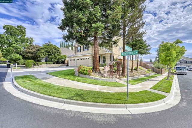 713 Tennyson Dr, Livermore CA: https://media.crmls.org/mediaz/0d110d95-53a8-4996-be44-1112cf41688d.jpg