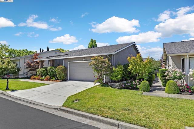 551 Cambrian Way, Danville CA: https://media.crmls.org/mediaz/0d1186eb-9e8e-4d14-9138-1d0b5c0079de.jpg