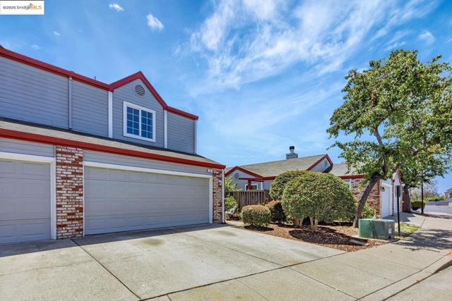 16 Town Sq PL, Oakland CA: https://media.crmls.org/mediaz/0d1415e4-5f6e-4f1c-89a5-ead1adceed88.jpg