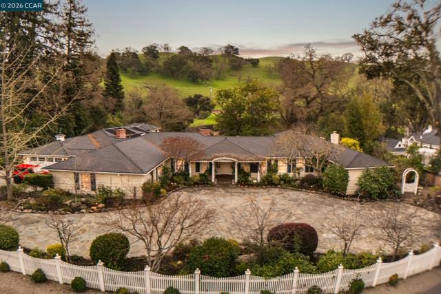 1720 Alameda Diablo, Diablo CA: https://media.crmls.org/mediaz/0d14ccdc-c289-44e7-9430-b968fa5e1cc5.jpg