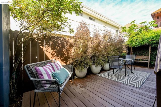 3008 Deakin St, Berkeley CA: https://media.crmls.org/mediaz/0d15235b-4dc0-4571-a6ef-c842ca4e58fa.jpg