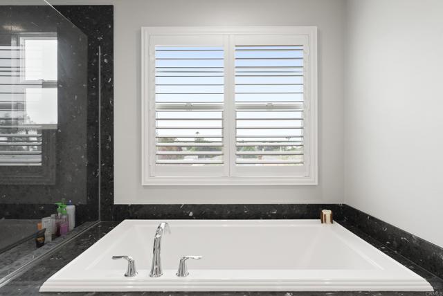 1017 Scarlet Way, Encinitas CA: https://media.crmls.org/mediaz/0d158f6a-1253-4416-abab-71f00dfda009.jpg
