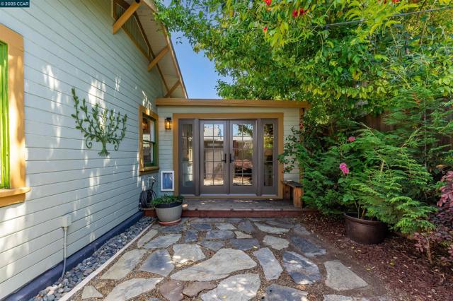 3018 Courtland Ave, Oakland CA: https://media.crmls.org/mediaz/0d159191-ae5a-4550-b716-0b9b6b1350dd.jpg