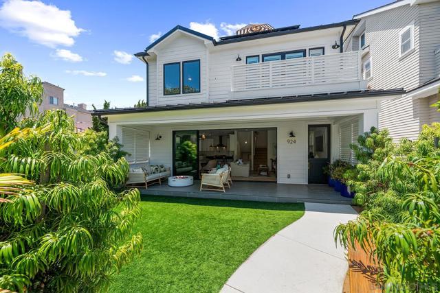 924 D Avenue, Coronado CA: https://media.crmls.org/mediaz/0d160580-6339-486e-ba1f-1cd268acd16d.jpg
