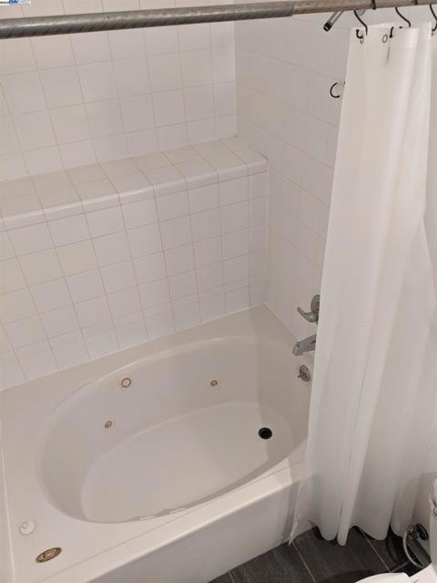 2622 Kingsland Ave, Oakland CA: https://media.crmls.org/mediaz/0d1712ab-51f4-47e8-adc7-10ff835f1e30.jpg