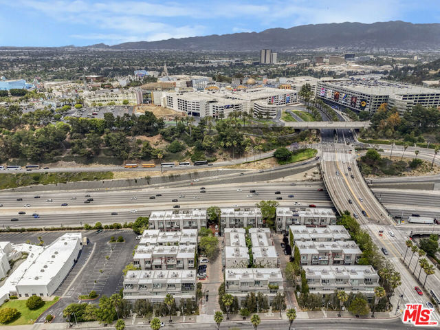 3450 Cahuenga Boulevard, Los Angeles CA: https://media.crmls.org/mediaz/0d179558-b9e0-4b37-92c1-348f6254ecf7.jpg