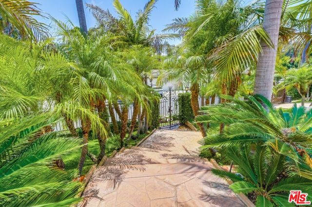 114 S Layton Drive, Los Angeles CA: https://media.crmls.org/mediaz/0d17ebc7-5400-46ad-a8e8-0c643967fe82.jpg