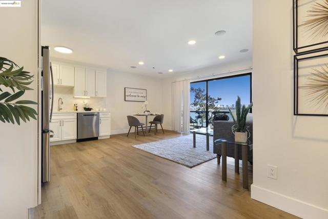 2 Anchor, Emeryville CA: https://media.crmls.org/mediaz/0d182315-43c0-45cc-871c-430f4c1904fd.jpg