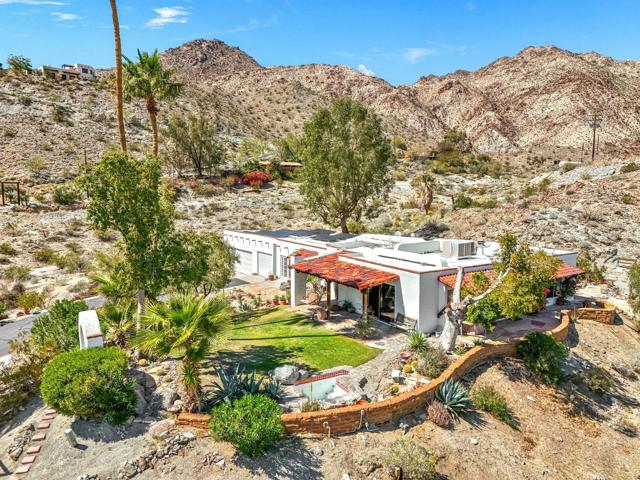 48600 Coyote Road, Palm Desert CA: https://media.crmls.org/mediaz/0d183cbe-51aa-4248-992a-77f949bfe54b.jpg