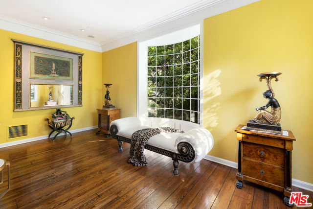 601 Woodruff Avenue, Los Angeles CA: https://media.crmls.org/mediaz/0d1841fa-a196-491f-bb9f-5a5144f0956a.jpg