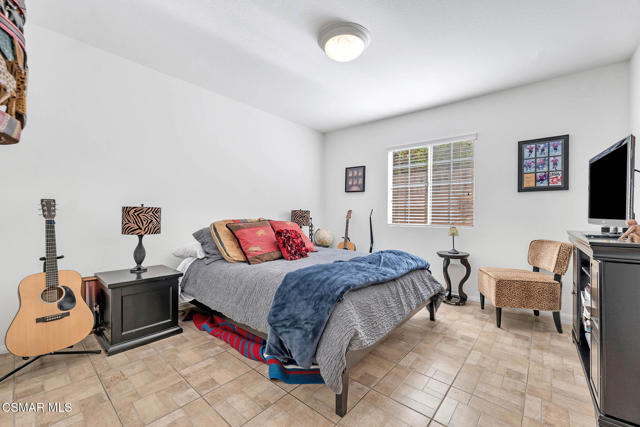 5050 Golden Nugget Way, Oak Park CA: https://media.crmls.org/mediaz/0d18546d-d328-4ddf-95c3-70245c18e1c0.jpg