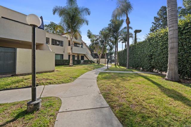 Detail Gallery Image 4 of 30 For 337 N Melrose Dr #E,  Vista,  CA 92083 - 2 Beds | 2 Baths