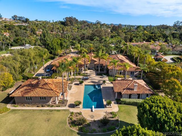 18050 Rancho La Cima Corte, Rancho Santa Fe CA: https://media.crmls.org/mediaz/0d1b006c-0fe0-4e51-a9cc-7dab86235301.jpg