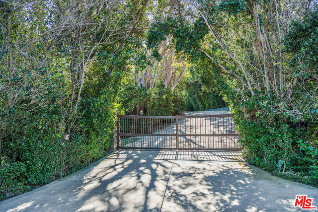 27540 Pacific Coast Highway, Malibu CA: https://media.crmls.org/mediaz/0d1b9e0a-eb76-4863-8e90-7d2569d63e93.jpg