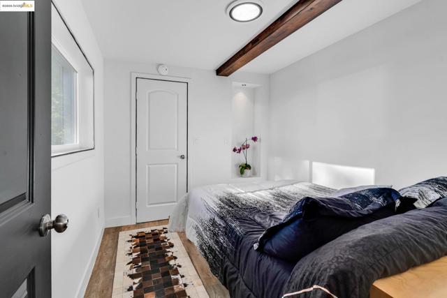 6141 Merriewood Dr, Oakland CA: https://media.crmls.org/mediaz/0d1c59de-3e83-4418-a75c-6910e491a01e.jpg