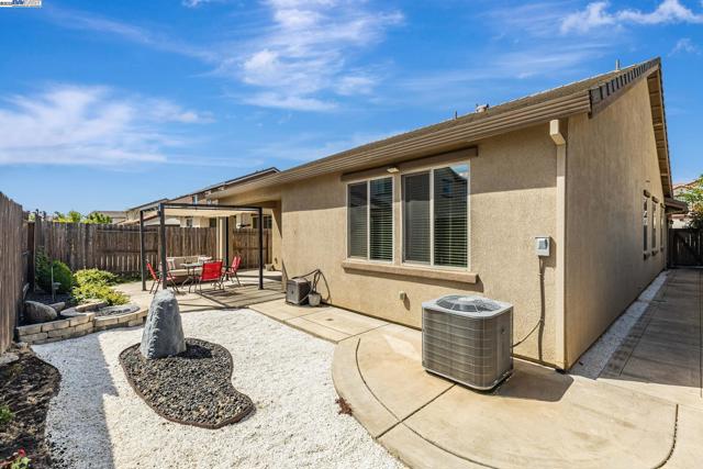 9315 Wild Lilac Cir, Sacramento CA: https://media.crmls.org/mediaz/0d1cb61f-acc2-4c2c-bc3c-e3a44fe7159c.jpg