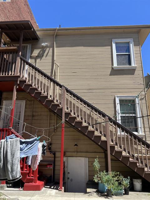 909 Alice St, Oakland CA: https://media.crmls.org/mediaz/0d1cc58d-cfda-4ada-a85a-977c61b286fa.jpg