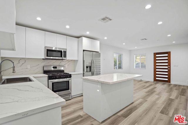 2125 S Rimpau Boulevard, Los Angeles CA: https://media.crmls.org/mediaz/0d1d84cd-6901-4b29-b16f-404b6cabda5b.jpg