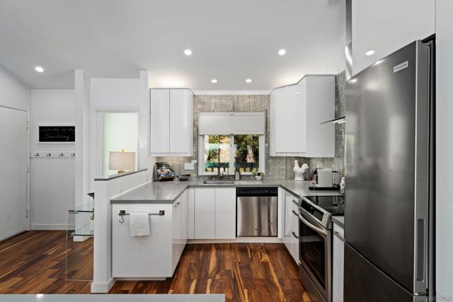 2399 Jefferson St, Carlsbad CA: https://media.crmls.org/mediaz/0d1e6872-ec65-40ef-a67b-6868dee4e1a2.jpg