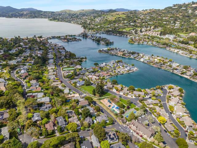 329 San Rafael Avenue, Belvedere CA: https://media.crmls.org/mediaz/0d1f42d4-cadf-4479-ad17-9d72f4a844b0.jpg