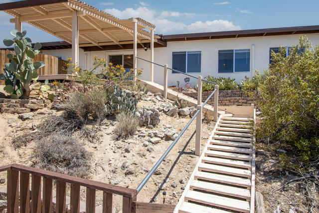 57349 Mesa Drive, Yucca Valley CA: https://media.crmls.org/mediaz/0d203efa-aeb6-494a-9983-bd4e3569d650.jpg