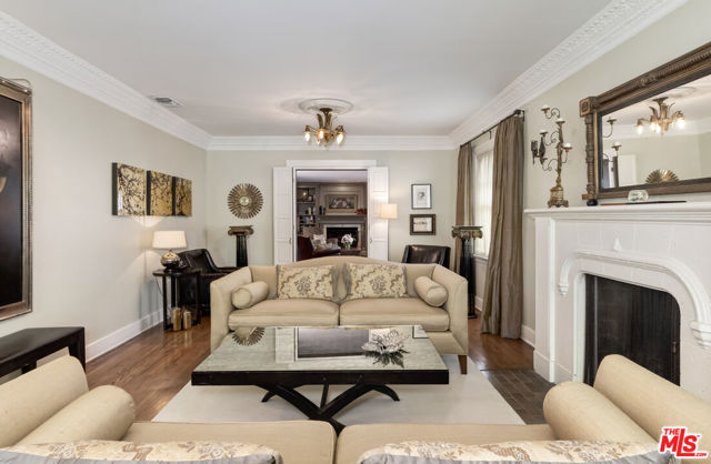 232 N Arden Boulevard, Los Angeles CA: https://media.crmls.org/mediaz/0d207727-dd09-4917-be90-74b7c4468f19.jpg