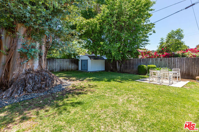 21924 Buena Ventura Street, Woodland Hills CA: https://media.crmls.org/mediaz/0d213b39-7e66-4e72-821f-143d290479ee.jpg