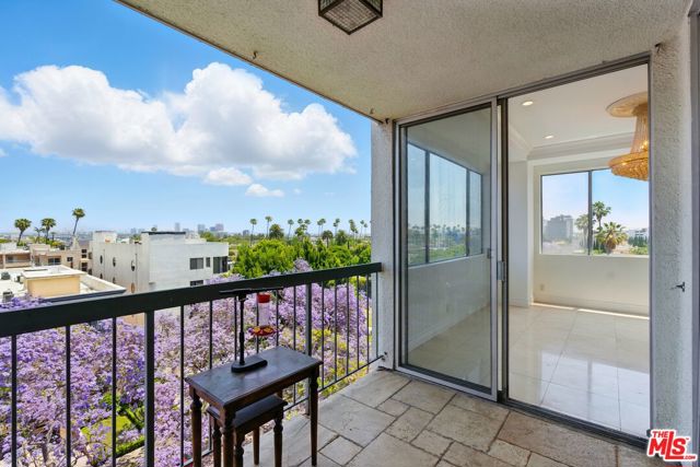 321 N Oakhurst Drive, Beverly Hills CA: https://media.crmls.org/mediaz/0d2200a0-5043-4c20-9e3f-3ed3423f2315.jpg