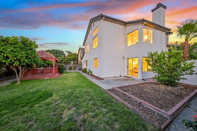 9082 Spencer Court, Gilroy CA: https://media.crmls.org/mediaz/0d230a10-c393-4e64-a32e-255a7d3311aa.jpg