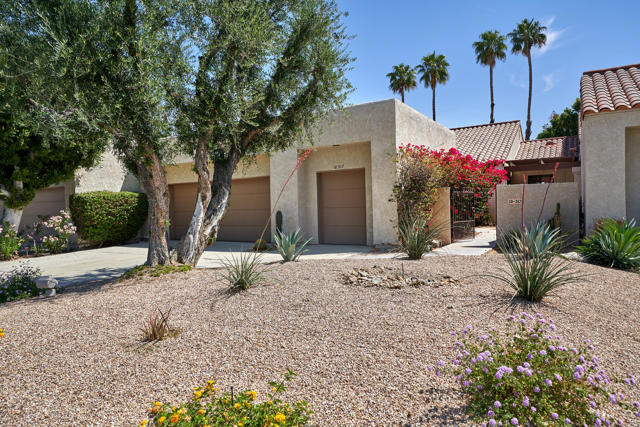 10317 Sunningdale Drive, Rancho Mirage CA: https://media.crmls.org/mediaz/0d2334b0-107f-4c5d-b57b-3ac55666b42e.jpg