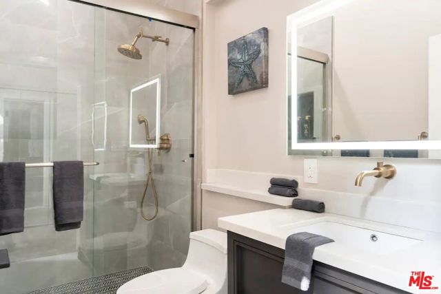 Bedroom #4 en-suite bathroom