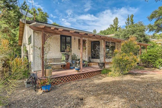 531 Silverbrook Dr, El Cajon CA: https://media.crmls.org/mediaz/0d2532fa-be06-4393-906d-be5a5aa10c57.jpg