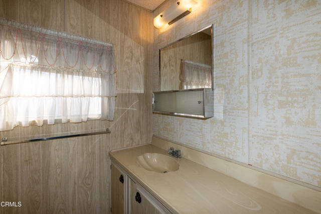 1264 Tree Lane, Oxnard CA: https://media.crmls.org/mediaz/0d261779-29cf-42e4-a1e6-bd1cc74023fb.jpg