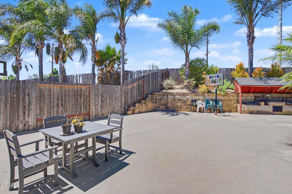 https://media.crmls.org/mediaz/0d262f5e-04f1-4f0b-ac55-592b6818c97e.jpg?preset=X-Large