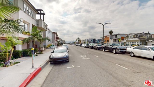 642 Hermosa Avenue, Hermosa Beach CA: https://media.crmls.org/mediaz/0d267f9f-9c70-43d7-b779-7129a8dc9f57.jpg