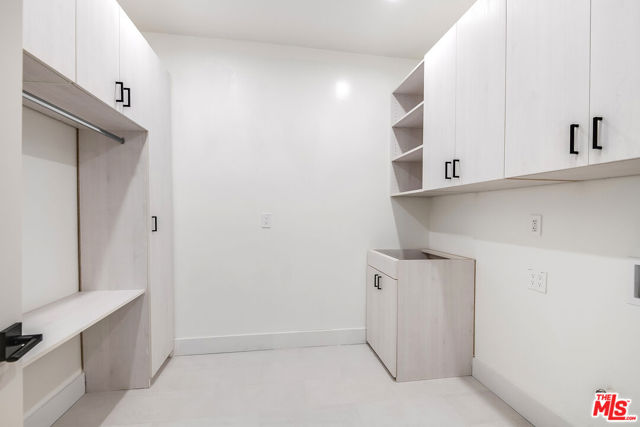 16226 Dickens Street, Encino CA: https://media.crmls.org/mediaz/0d26c3f2-abdc-4373-92ba-172595afb6f0.jpg