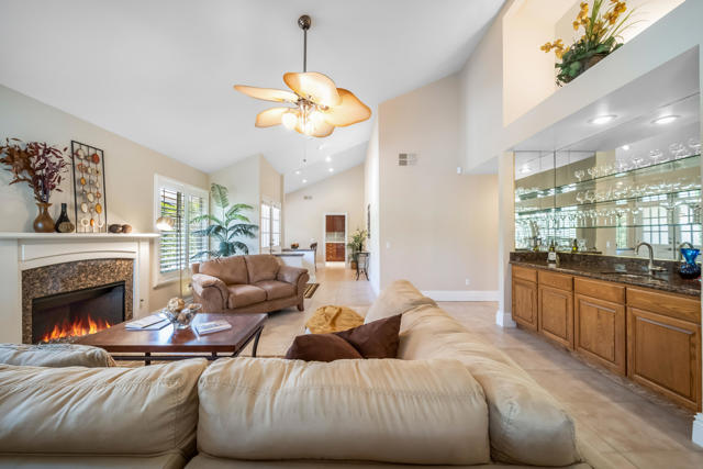 43512 Via Magellan Drive, Palm Desert CA: https://media.crmls.org/mediaz/0d26e388-0d3b-4659-bed0-0a36bfa6a5cd.jpg